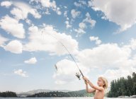 Pêche des garçons, Lac Arrowhead, Californie, États-Unis — Photo de stock