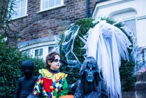 Meninos vestidos com trajes de Halloween, ao lado de casa, truque ou tratamento — Fotografia de Stock