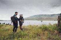Пара, стоящая рядом с водохранилищем Диллон, лицом к лицу, Силверторн, Колорадо, США — стоковое фото