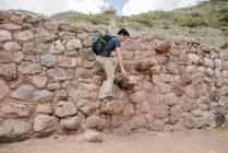Homme explorant les ruines de Moray à Maras, Cusco, Pérou, Amérique du Sud — Photo de stock