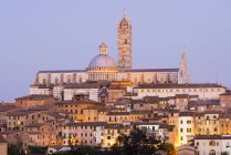 Vista de la ciudad de Siena Catedral al atardecer, Siena, Toscana, Italia - foto de stock