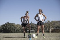 Портрет двух женщин на футбольном поле — стоковое фото