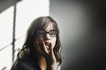 Porträt eines Mädchens mit Brille tagträumend — Stockfoto