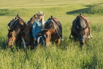 Retrato de adolescente con cuatro caballos - foto de stock