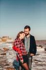 Romântico casal adulto médio em pé na praia, Odessa Oblast, Ucrânia — Fotografia de Stock