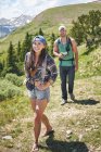 Couple hiking in Rocky mountains, Breckenridge, Colorado, USA — Stock Photo