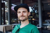 Портрет человека, стоящего у кафе, Лонг-Бич, Калифорния, США — стоковое фото