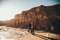 Romántica pareja adulta paseando por el acantilado de la playa, Óblast de Odessa, Ucrania - foto de stock