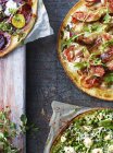 Blick von oben auf drei frische Pizzen — Stockfoto