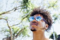 Портрет молодого чоловіка в сонцезахисних окулярах зовні — стокове фото