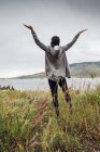 Jovem mulher de pé perto de Dillon Reservoir, Silverthorne, Colorado, EUA — Fotografia de Stock