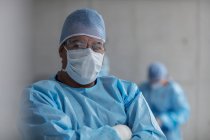 Портрет хирурга в форме и хирургической маске — стоковое фото