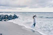 Молода жінка стоїть на пляжі (Одеса, Одеса, Одеса, Україна, Європа). — стокове фото