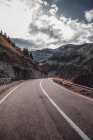 Пустое шоссе между горами — стоковое фото