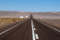 Route vers Valle de la Luna (Vallée de la Lune), désert d'Atacama, Chili — Photo de stock