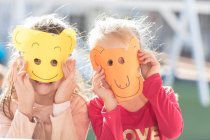 Retrato se duas crianças usando máscaras de papel — Fotografia de Stock