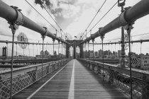Vista de Brooklyn Bridge walkway, B & W, Nueva York, Estados Unidos - foto de stock