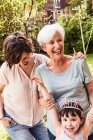 Retrato de mulher idosa com filha e neta crescidas, ao ar livre, rindo — Fotografia de Stock