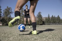 Donne che giocano a calcio sul campo da calcio — Foto stock