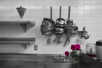 Консервные банки на стойке для сушки на коммерческой кухне — стоковое фото