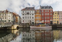 Moored boat and bridge with colorful houses on Nyhavn canal, Copenhagen, Denmark — Stock Photo