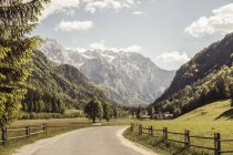 Vista paisagem da estrada rural no vale e montanhas, Mozirje, Brezovica, Eslovénia — Fotografia de Stock