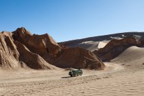 Truck on Valle de la Luna (Valley of the Moon), Atacama Desert, Chile — Stock Photo