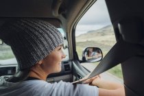 Jovem olhando para a vista da janela do carro, Silverthorne, Colorado, EUA — Fotografia de Stock