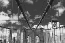 Vista de Brooklyn Bridge, B & W, Nueva York, Estados Unidos - foto de stock