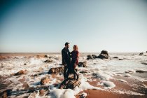 Casal adulto médio em pé na rocha do mar, Odessa Oblast, Ucrânia — Fotografia de Stock