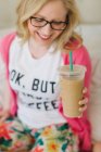 Junge Frau zu Hause mit Tasse Kaffee zum Mitnehmen — Stockfoto