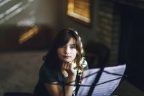 Портрет девушки, мечтающей о кларнете — стоковое фото