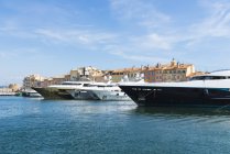 Superyachts moored on waterfront, St Tropez, Cote d 'Azur, France — стоковое фото