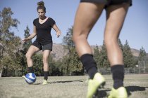 Mulheres jogando futebol em campo de futebol — Fotografia de Stock