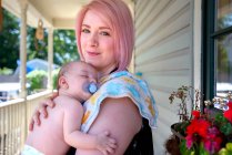 Frau mit Baby im Arm — Stockfoto