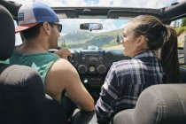 Viaje en pareja conduciendo por carretera rural, Breckenridge, Colorado, EE.UU. - foto de stock
