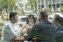 Reunión de un grupo de empresarios en la cafetería - foto de stock