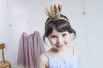 Portrait de jeune fille souriante portant le bandeau de la couronne — Photo de stock