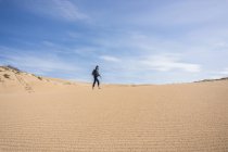Homem caminhando na areia, Arbus, Sardenha, Itália, Europa — Fotografia de Stock