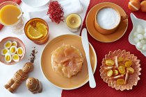 Tavolo con salmone fresco, uova sode e pomodori — Foto stock