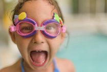 Retrato de menina em óculos à beira da piscina — Fotografia de Stock