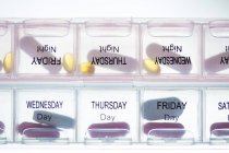 Medication in pillbox labelled with days — Stock Photo