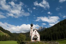 Iglesia de San Juan, Valle de Funes, Dolomitas, Italia - foto de stock