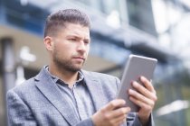Mann schaut auf digitales Tablet im Freien — Stockfoto