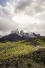 Nube bassa su Cuernos del Paine, Parco Nazionale Torres del Paine, Cile — Foto stock