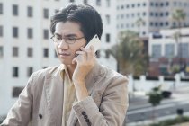 Junger Mann mit Smartphone im Freien — Stockfoto