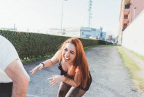 Femme aux cheveux rouges riant en plein air — Photo de stock