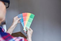 Mujer con carta de colores - foto de stock