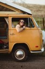 Ritratto di giovane a pelo lungo al finestrino di un veicolo d'epoca, Exeter, California, USA — Foto stock