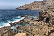 Costa rochosa e mar, Nova Sintra, Brava, Cabo Verde, África — Fotografia de Stock